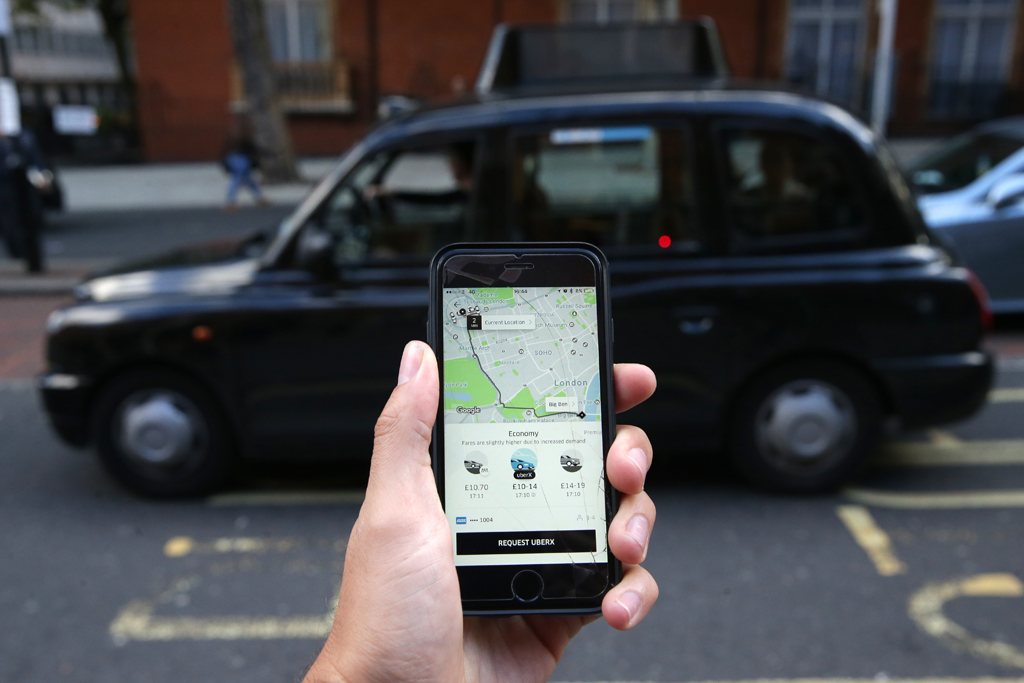 Smartphone mit Uber-App am 22.9.2017 in London (Bild: Daniel Leal-Olivas/AFP)