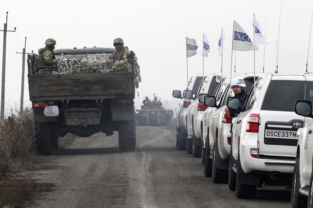 Truppenabzug in der Ostukraine unter den Augen von OSZE-Beobachtern (Bild: AFP)