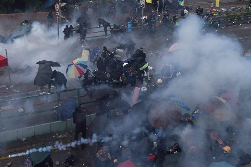 Ausschreitungen zwischen Demonstranten und Polizisten an der Polytechnischen Universität in Hongkong (Bild: Ye Aung Thu / AFP)