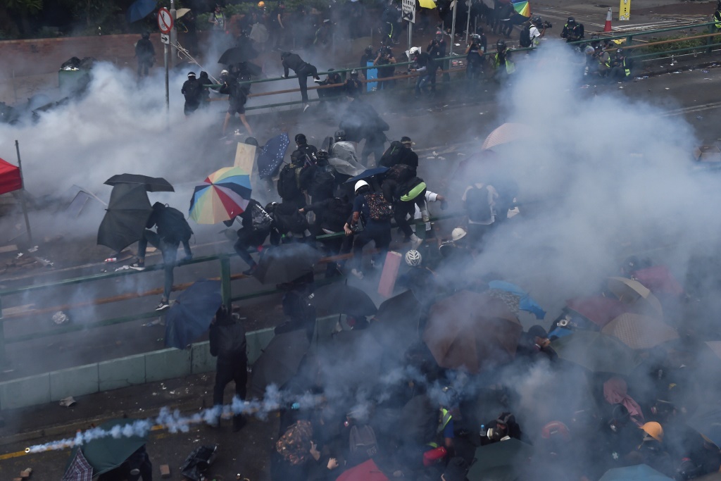 Ausschreitungen zwischen Demonstranten und Polizisten an der Polytechnischen Universität in Hongkong (Bild: Ye Aung Thu / AFP)