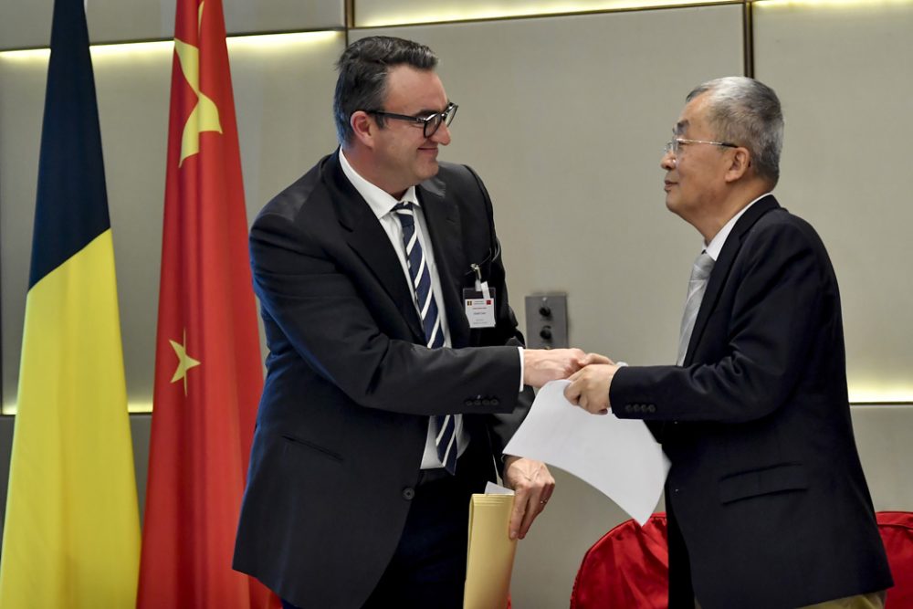 Lionel Delbart von der Brauerei Val Dieu mit Donglin Wang von Beijing Just Business (Bild: Dirk Waem/Belga)