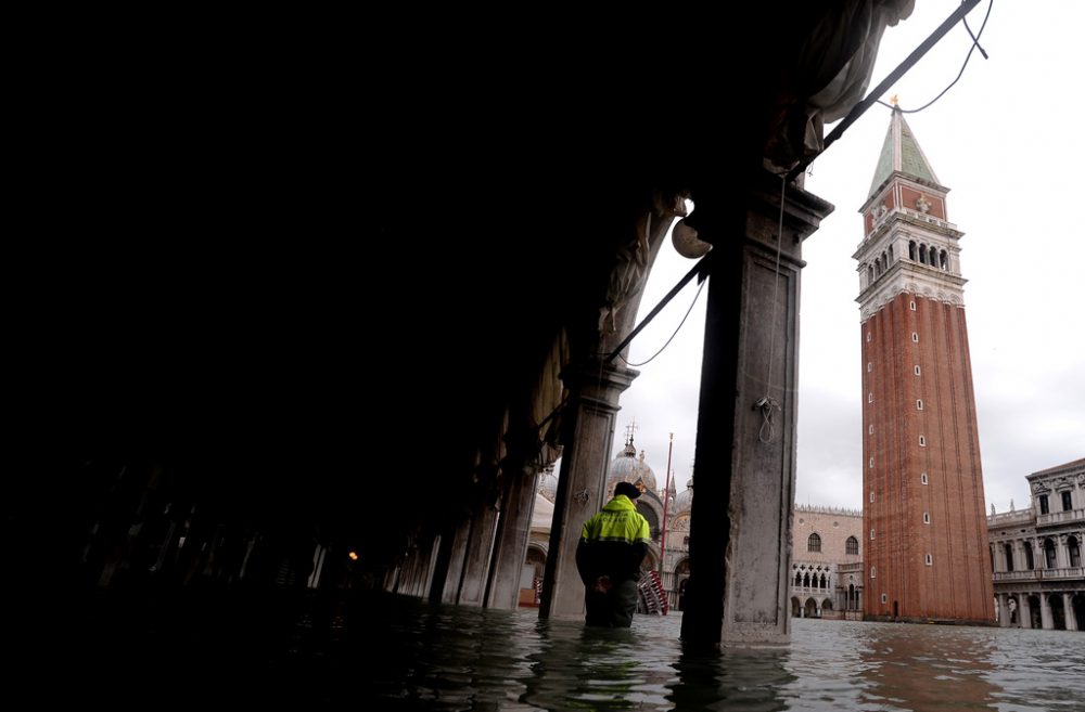 Der Markusplatz in Venedig ist am Sonntag erneut überflutet worden (Bild: Filippo Monteforte/AFP)