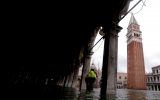 Der Markusplatz in Venedig ist am Sonntag erneut überflutet worden (Bild: Filippo Monteforte/AFP)