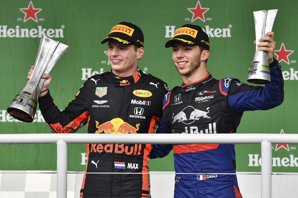 Max Verstappen und Pierre Gasly feiern Platz eins und zwei (Bild: Nelson Almeida/AFP)