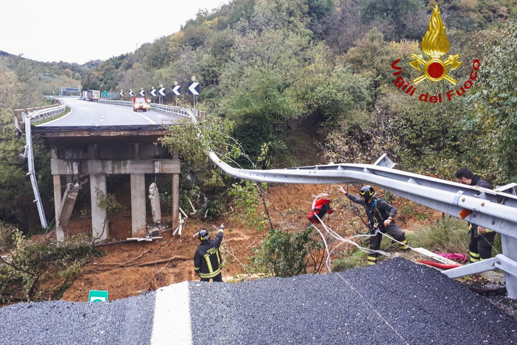 Eingestürztes Viadukt in Savona (Bild: Vigili del Fuoco / AFP)