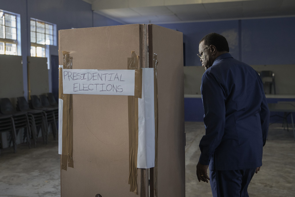 Hage Geingob beim Wahlgang (Bild: Gianluigi Guercia/AFP)