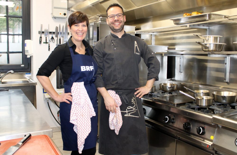 Weihnachtsmenü von BRF und Atelier Eupen BRF-Reporterin Simonne Doepgen mit Küchenchef Stefan Heinen (Bild: Renate Ducomble/BRF)