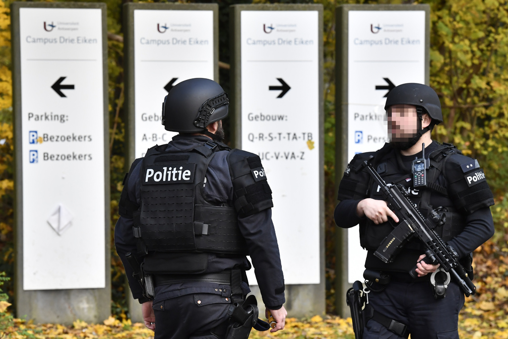 Bewaffnete Polizisten vor dem Campus der Universität von Antwerpen in Wilrijk (Bild: Dirk Waem/Belga)