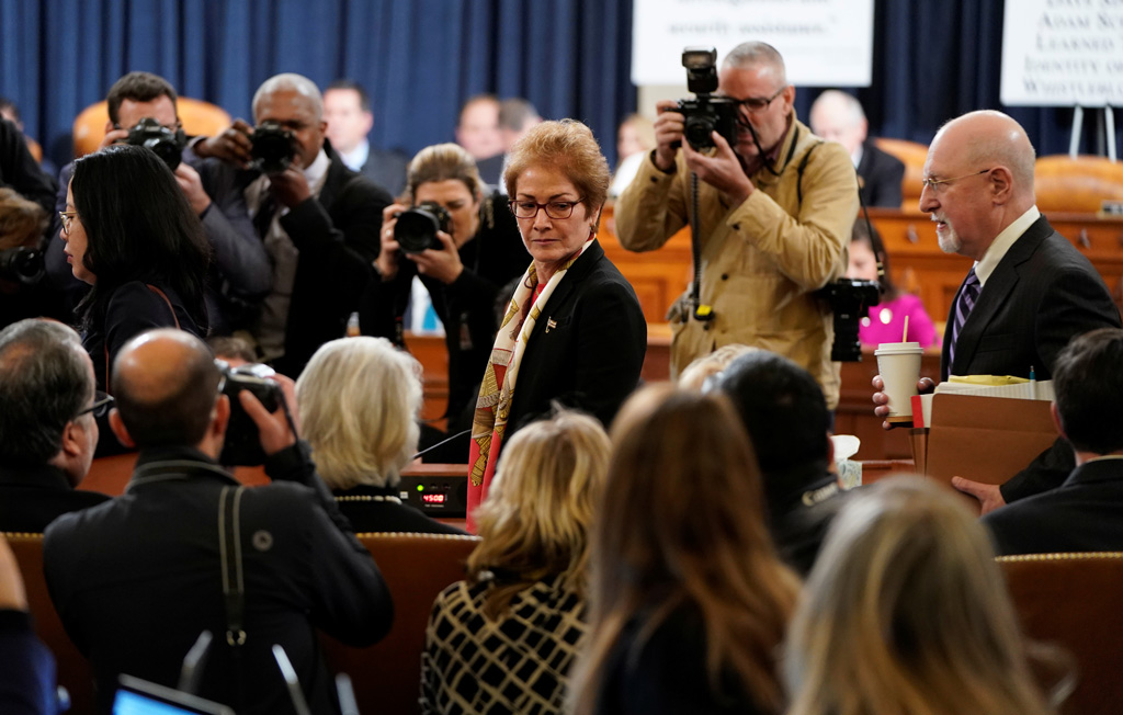 Marie Yovanovitch bei der Aussage (Bild: Joshua Roberts/AFP)