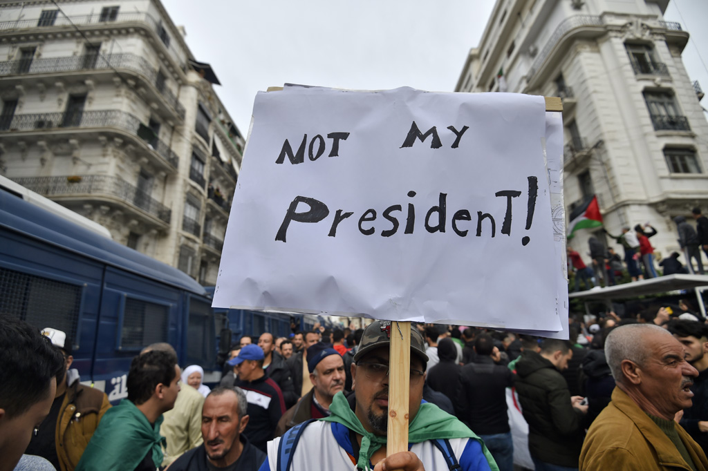 Demonstranten am 13.12.2019 in der algerischen Hauptstadt (Bild: Ryad Kramdi/AFP)