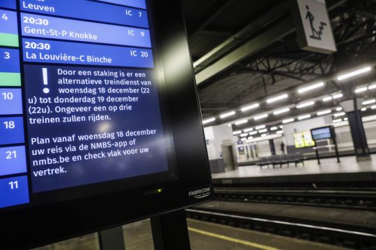 Leerer Bahnhof, Anzeigetafel weist auf Streik hin