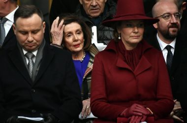 (v.l.n.r.) Polens Präsident Duda, die Vorsitzende des US-Repräsentantenhauses, Pelosi,Königin Mathilde und EU-Kommissionschef Michel (Bild: Dirk Waem/Belga)