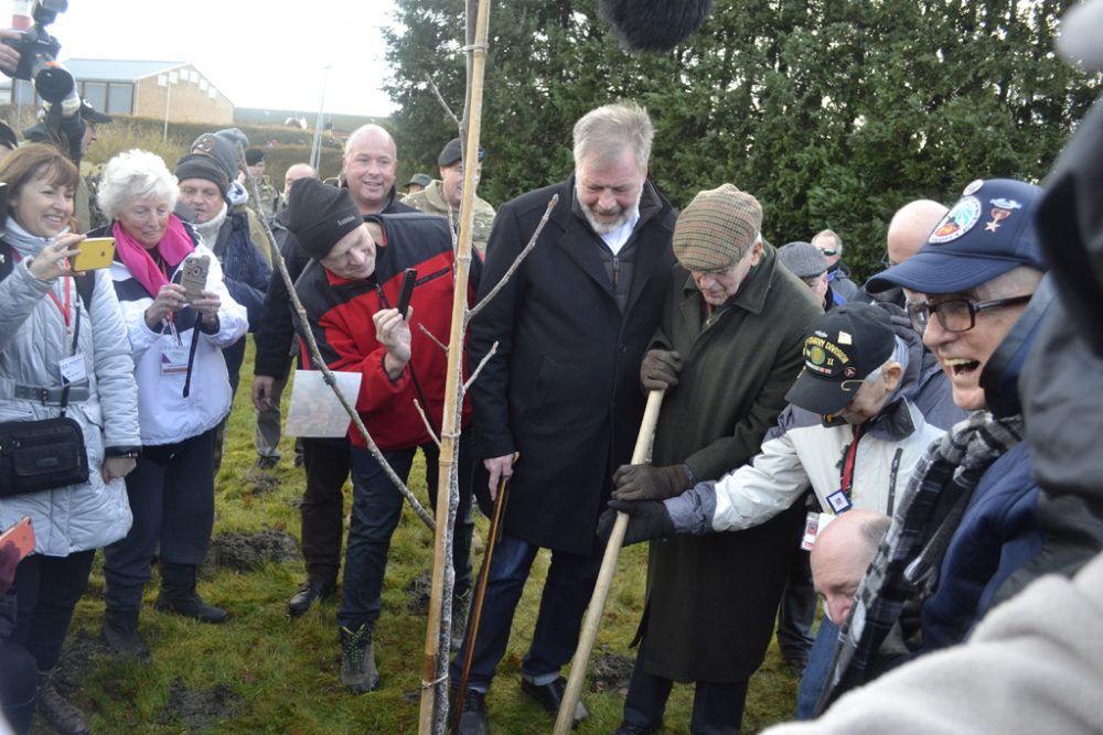 Deutsche und amerikanische Kriegsveteranen pflanzen einen Nussbaum auf dem Militärgelände in Bastogne (Bild: Sébastien Etienne/Belga)