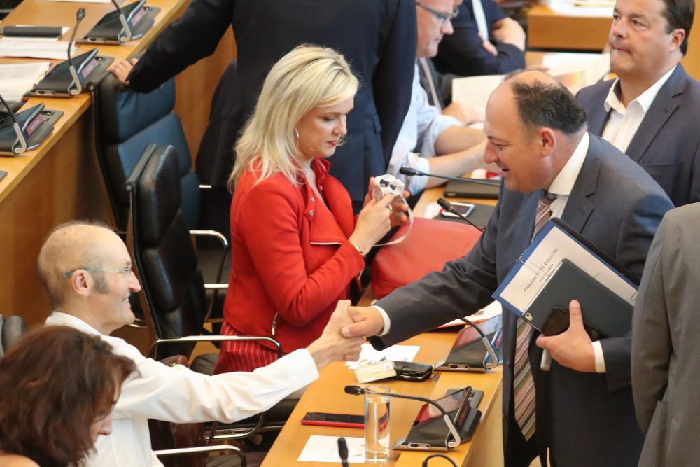 Philippe Blanchart und Willy Borsus im Juni im Parlament in Namur (Bild: Bruno Fahy/Belga)