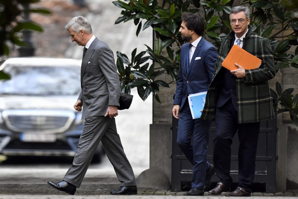 König Philippe, Georges-Louis Bouchez und Joachim Coens am Freitag nach einem Treffen im Königlichen Palast in Brüssel (Bild: Dirk Waem/Belga)