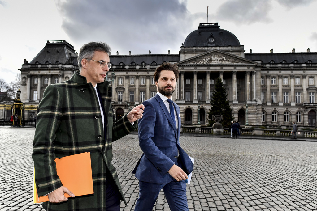 Georges-Louis Bouchez und Joachim Coens vor dem Königspalast in Brüssel (Bild: Dirk Waem/Belga)