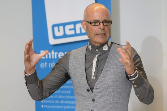 Graydon-Manager Eric Van den Broele stellt den Bericht vor (Bild: Thierry Roge/Belga)