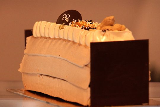 Erdnuss-Bûche de Noël von Stéphane Ganser (Bild: BRF Fernsehen)