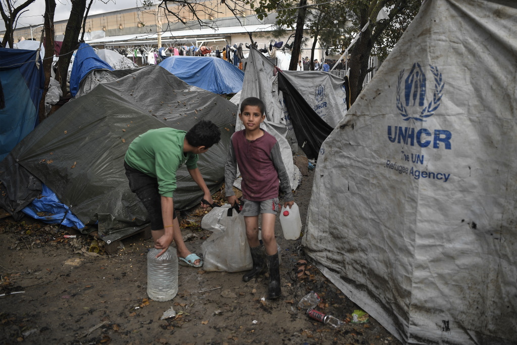 Junge Flüchtlinge in einem Camp auf Chios (Bild: Louisa Gouliamaki/AFP)