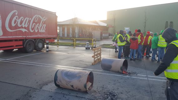 Gewerkschaftsblockade am Verteilerzentrum von Coca-Cola in Gent (Bild: Marteen Weynants/Belga)