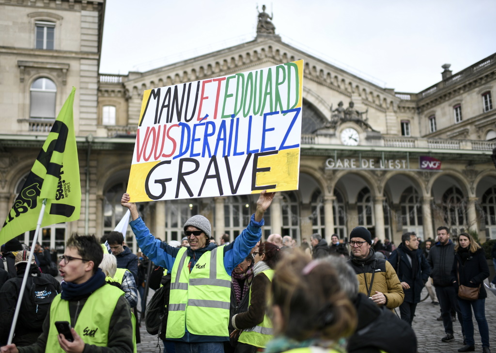 Demonstration in Paris am zweiten Weihnachtstag (Bild: Stéphane De Sakutin/AFP)