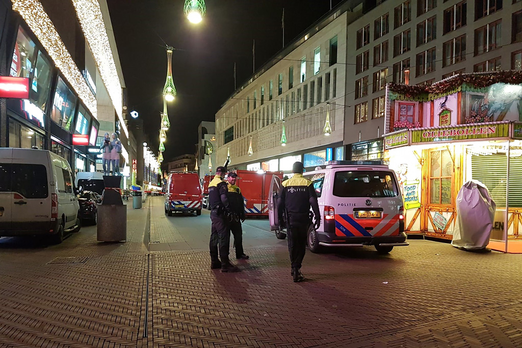 Polizisten Freitagabend am Tatort in Den Haag (Bild: Sara Magniette/AFP)