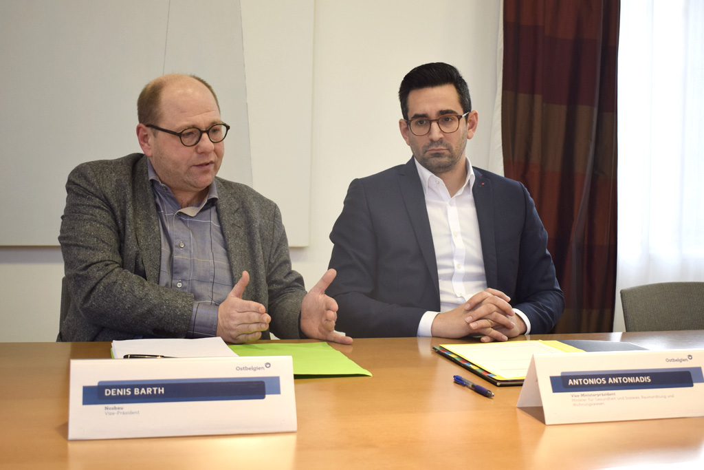 Nosbau-Vizepräsident Denis Barth und Minister Antonios Antoniadis bei der Pressekonferenz am Dienstag (Bild: Raffaela Schaus/BRF)