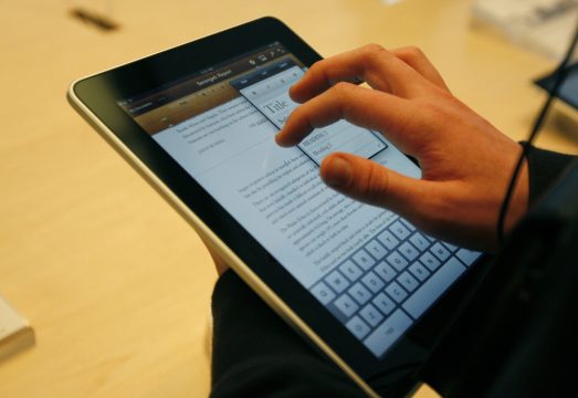 E-Book (Bild: Monica M. Davey/EPA)