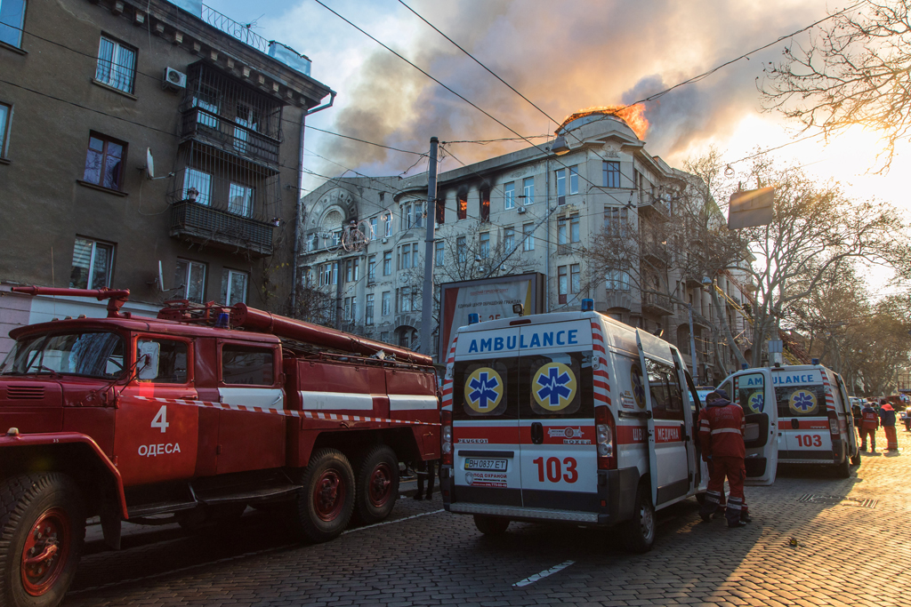 Feuerwehr vor der Fachschule im ukrainischen Odessa (Bild: Oleksandr Gimanov/AFP)
