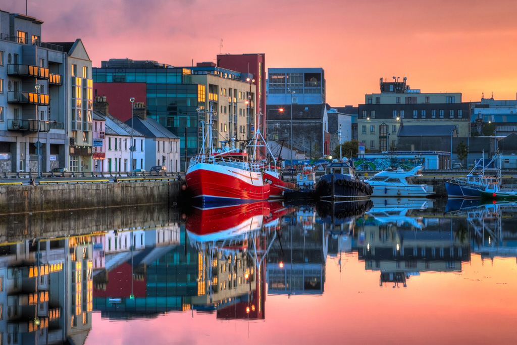 Morgenansicht auf Reihe von Gebäuden und Fischerbooten in Galway Docks (Bild: © Bildagentur PantherMedia / rihardzz)