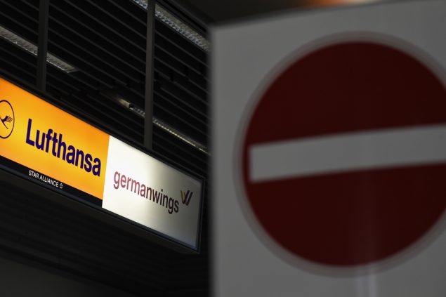 Schild von Lufthansa und Germanwings am Flughafen Düsseldorf