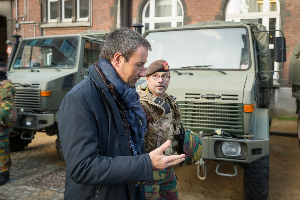 Minister Goffin bei einem Besuch des belgischen Militärs in Brüssel am 24.12. (Bild: James Arthur Gekiere/Belga)