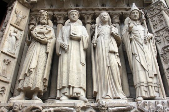 Statuen von Johannes dem Täufer, St. Stephan, St. Genevieve und Papst St. Silvester an der Kathedrale Notre-Dame Paris (Bild: © Bildagentur PantherMedia / zatletic)