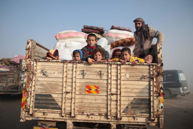 Syrer auf der Flucht in der Provinz Idlib (Bild: Aaref Watad/AFP)