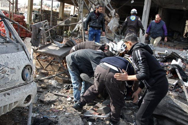 Syrer bedecken Tote in der Stadt Maaret al-Numan (Bild: Abdulaziz Ketaz/AFP)