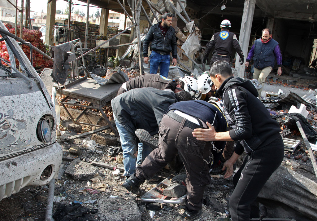 Syrer bedecken Tote in der Stadt Maaret al-Numan (Bild: Abdulaziz Ketaz/AFP)