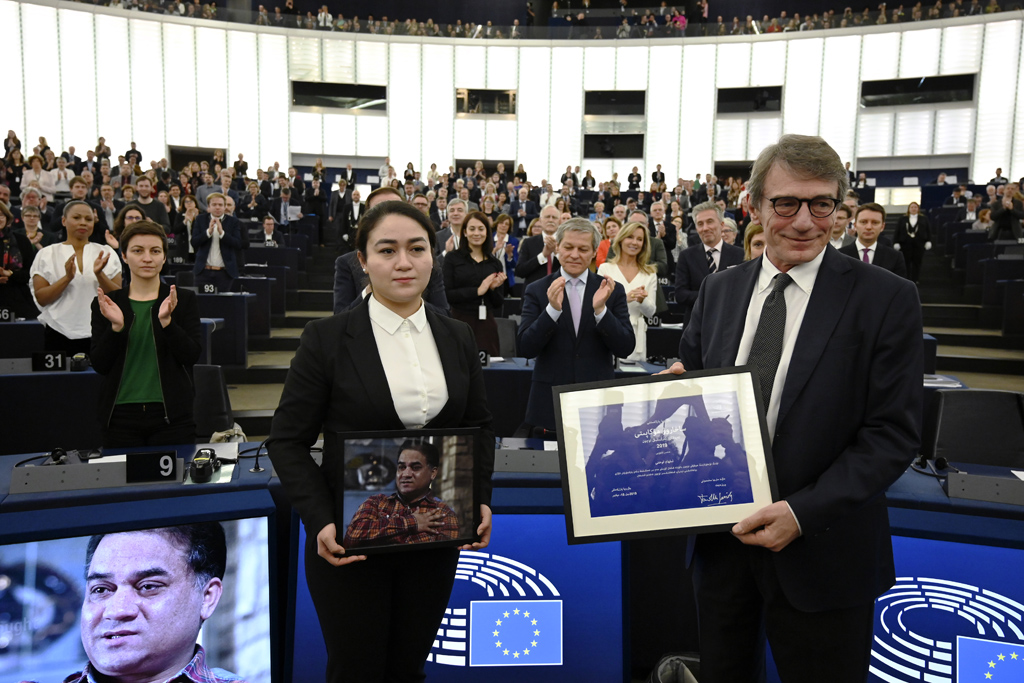 Jewher Ilham, Tochter von Ilham Tohti, und EU-Parlamentspräsident David-Maria Sassoli (Bild: Frederick Florin/AFP)