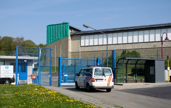 Polizeiauto vor dem Gefängnis von Jamioulx