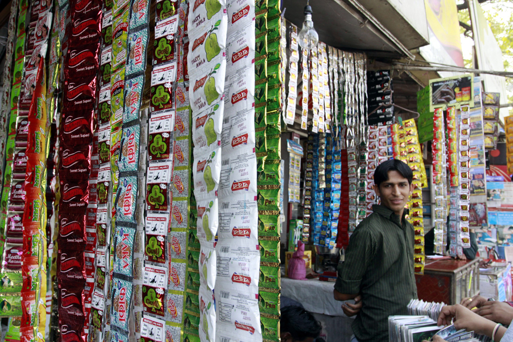 Mann in Indien verkauft Kautabak