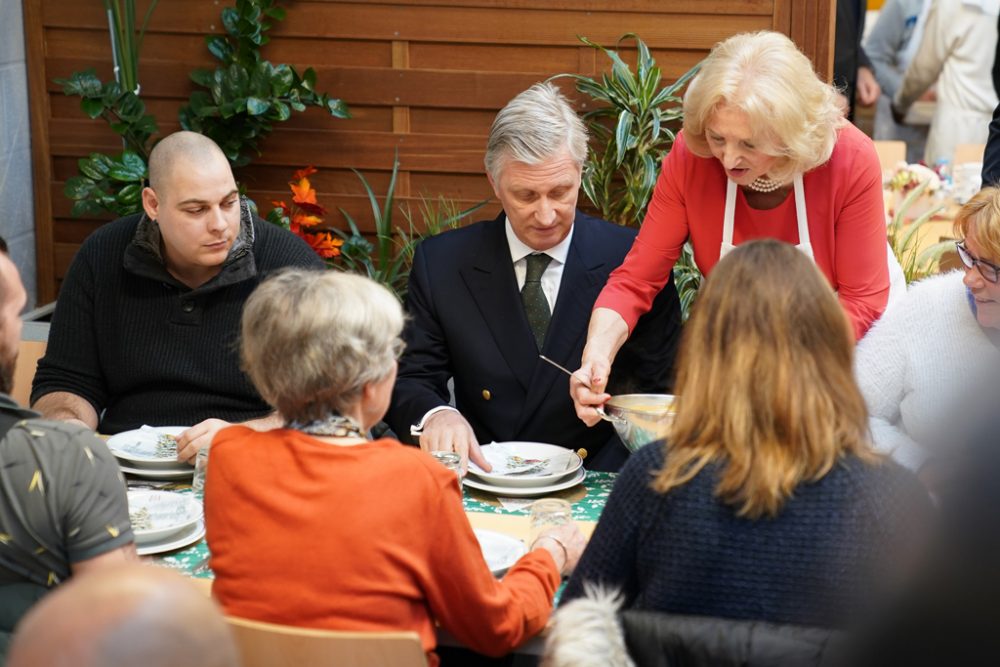 König Philippe bei seinem Besuch im Aufnahmezentrum "Les Sauverdias" (Bild: Bruno Fahy/Belga)