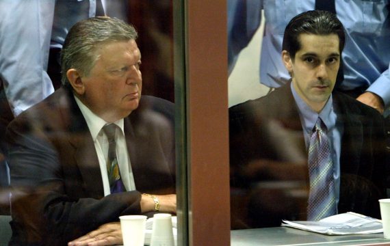 Michael Lelièvre (rechts) beim Dutroux-Prozess am 8. Juni 2004 in Arlon (Archivbild: François Lenoir/Pool/Belga)