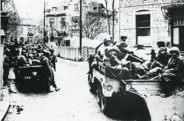 Amerikanische Soldaten in der Bahnhofstraße in Malmedy auf dem Weg zur Front (Bild: ZVS-Archiv)