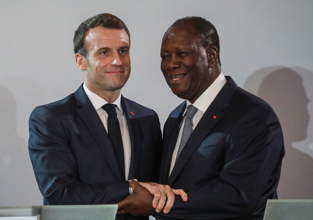 Frankreichs Präsident Emmanuel Macron und der Präsident der Elfenbeinküste Alassane Ouattara (Bild: ludovic Marin/AFP)