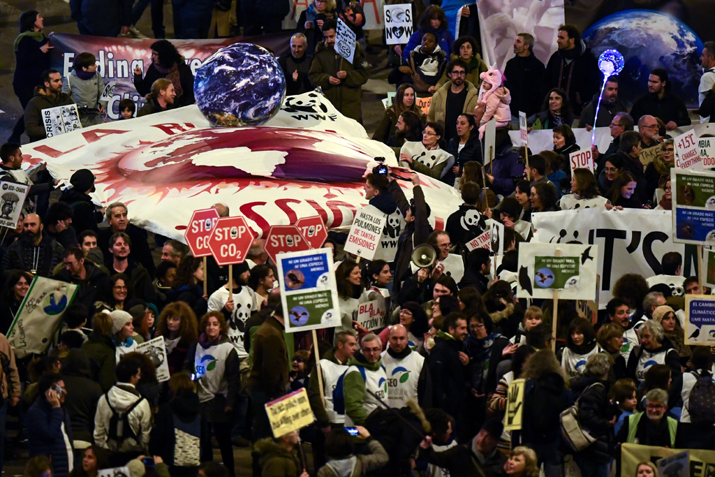 Menschen aus aller Welt protestierten am 6.12.2019 in Madrid gegen den Klimawandel (Bild: Gabriel Bouys/AFP)