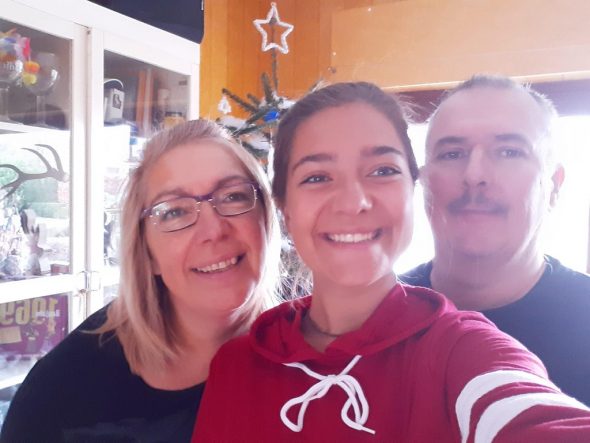 Unerwartetes Wiedersehen um Weihnachten: Melina mit ihren Eltern Annick und René Beckers (Bild: privat) 
