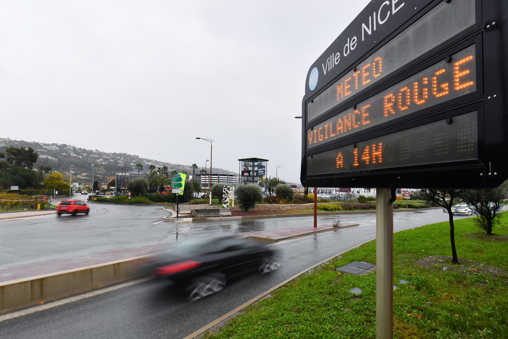 Verkehrschild warnt vor schwierigen Bedingungen wegen des Wetters (Bild: Yann Coatsaliou/AFP)