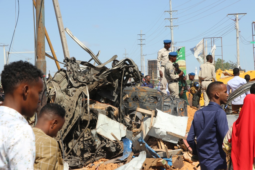 Wrack eines Fahrzeugs, das bei der Explosion in Mogadischu zerstört wurde (Bild: Abdirazak Hussein Farah/AFP)