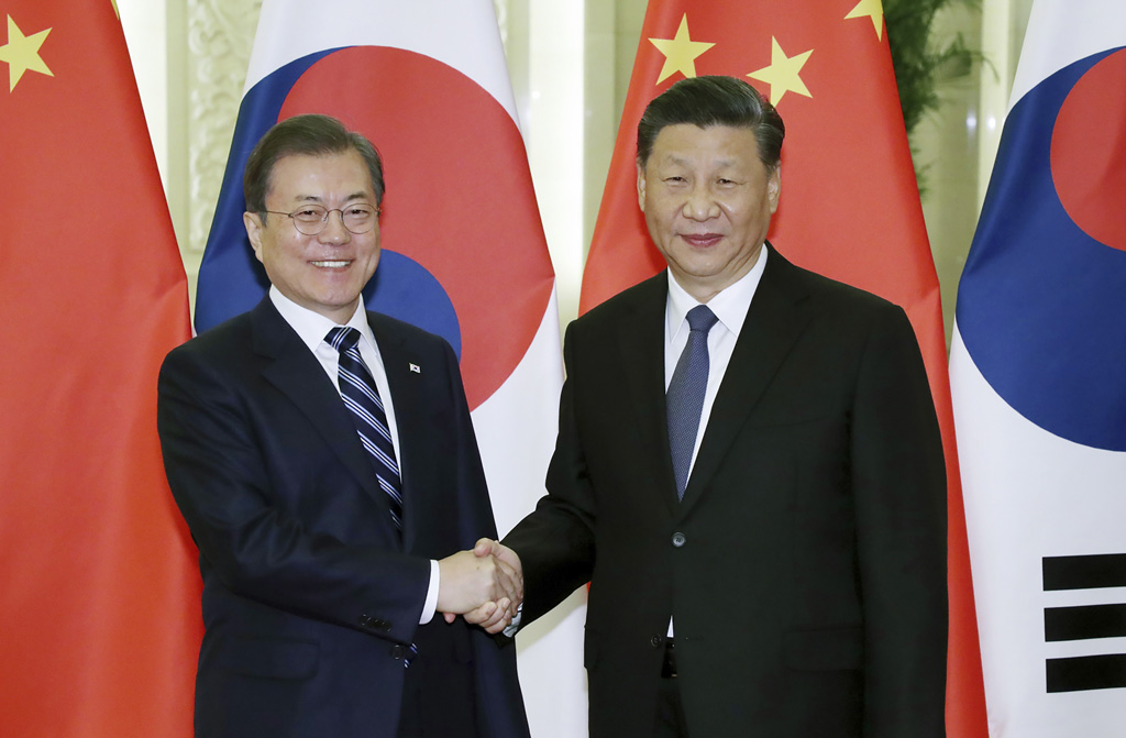 Der südkoreanische Präsident Moon Jae In mit seinem chinesischen Amtskollegen Xi Jinping