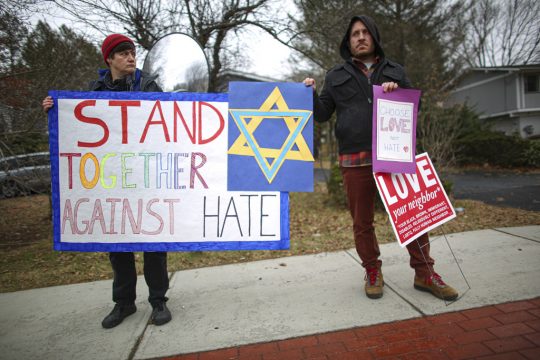 In der Nähe des Tatorts: Menschen zeigen Plakate mit Unterstützungs-Botschaften (Bild: Kena Betancur/AFP)