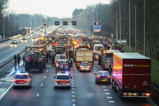 Landwirte blockieren mit ihren Traktoren die A9 im Norden von Amsterdam (Bild: Koen Van Weel/ANP/AFP)